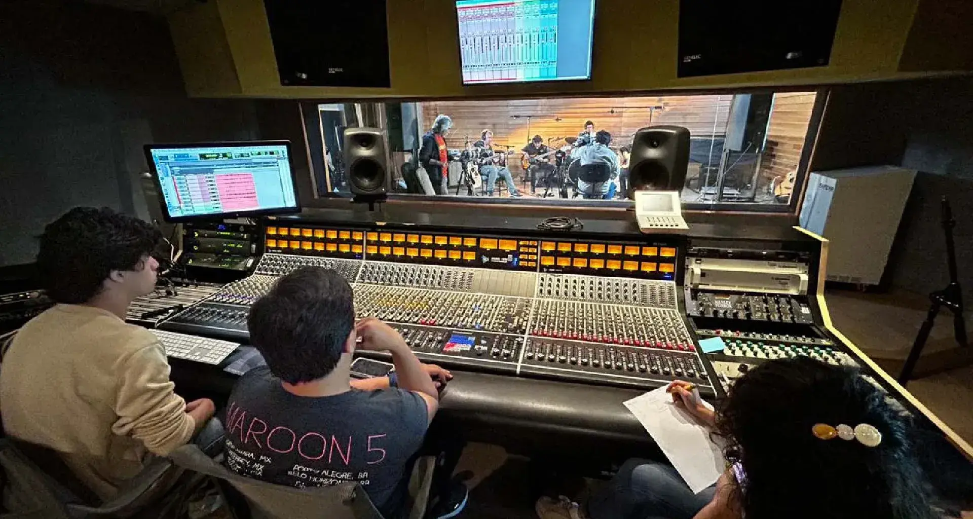 Alumnos de producción musical grabando la segunda temporada de "Música y otras hierbas"