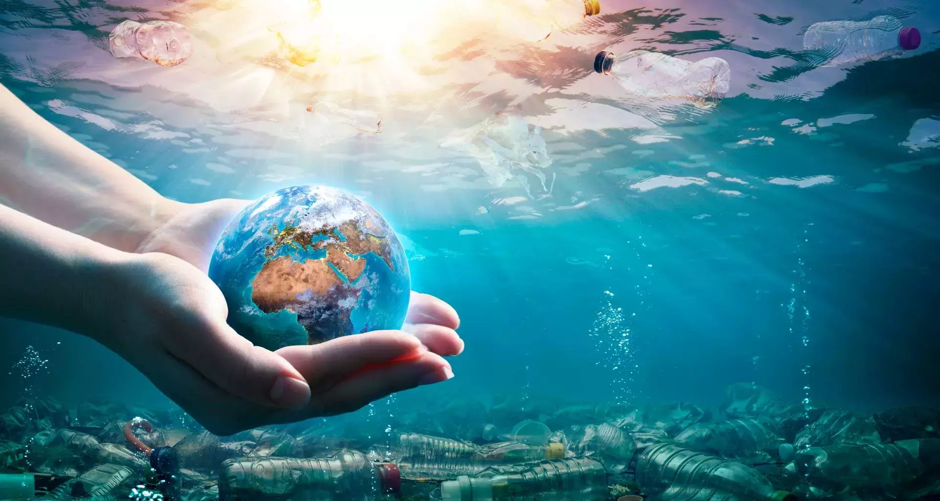 Imagen del mar contaminado con plástico, con una mano sosteniendo al mundo, conceptualizando el cuidado que requieren los océanos