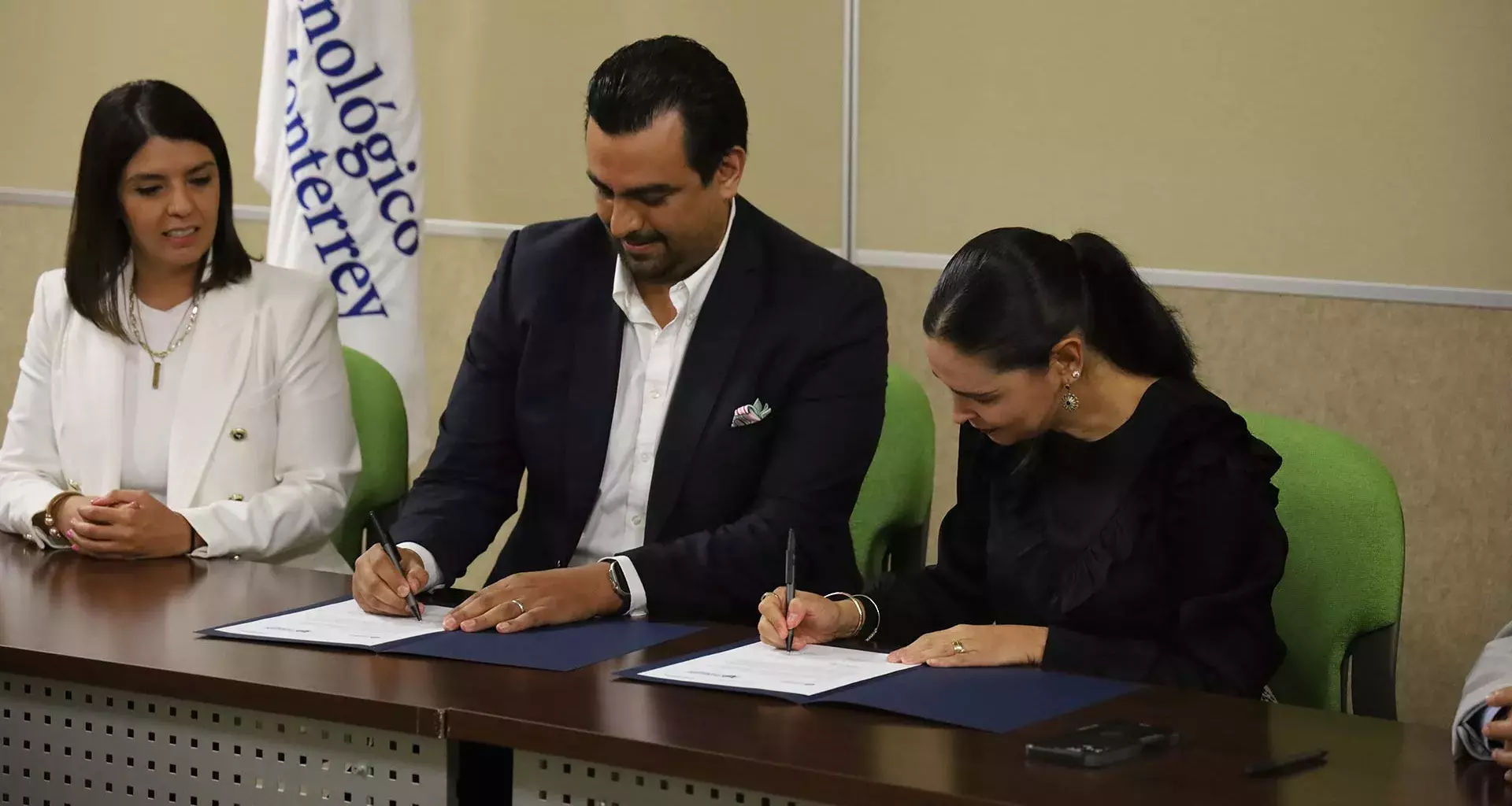 Tec Guadalajara firmó convenio para impulsar labor social con GAP, Grupo Aeroportuario del Paciífico. 
