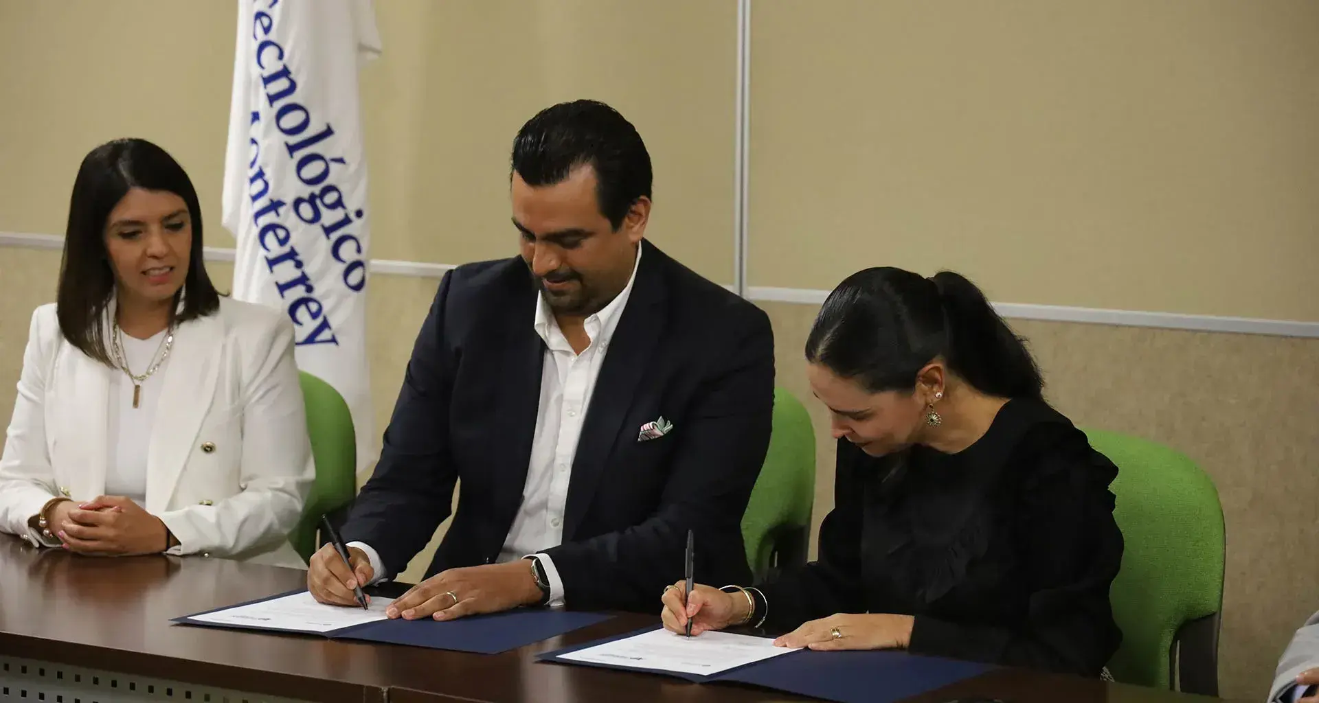 Tec Guadalajara firmó convenio para impulsar labor social con GAP, Grupo Aeroportuario del Paciífico. 