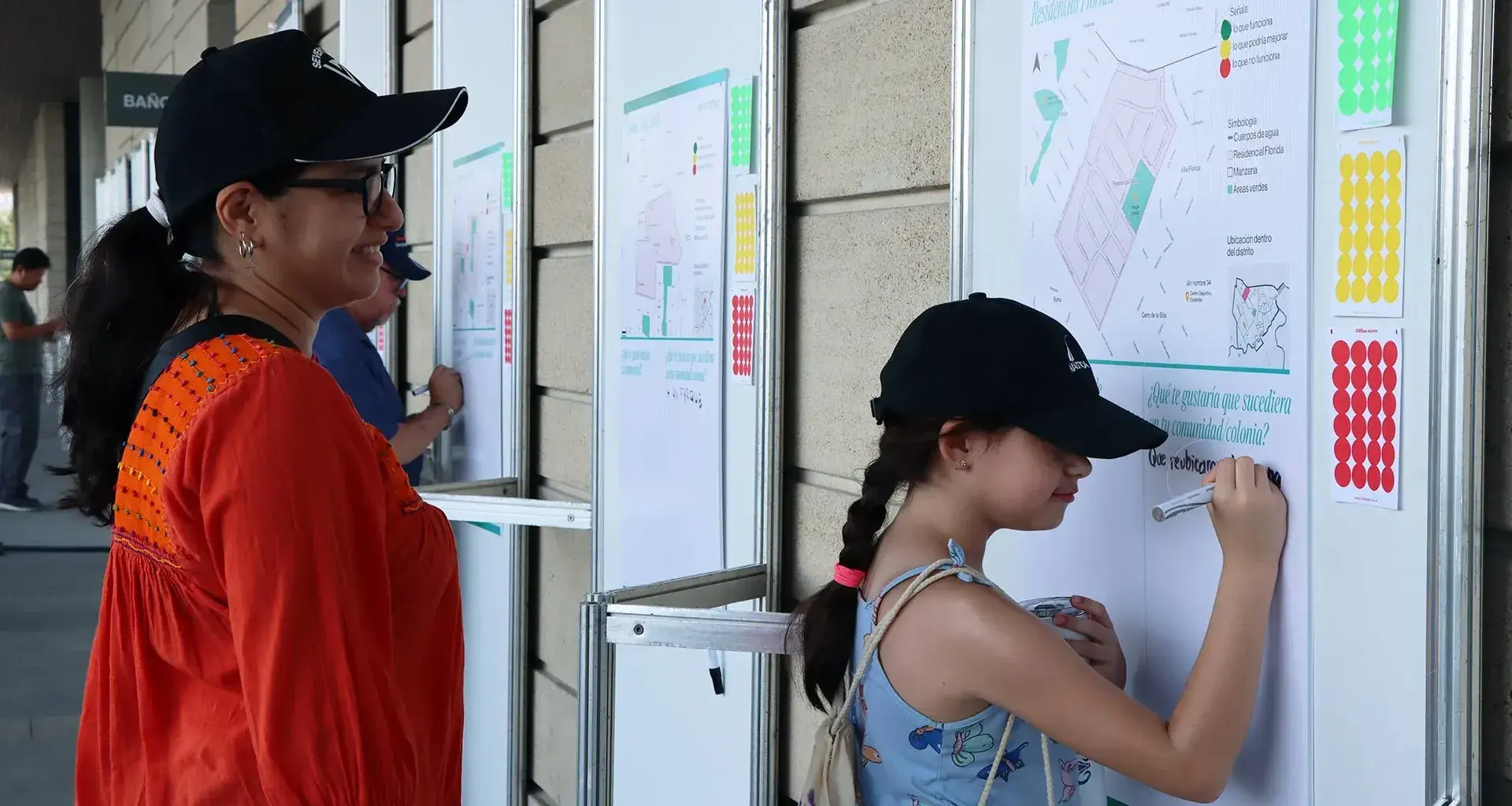 Madre e hija, vecinas de distritotec participaron en la Reunión Anual Vecinal 2023