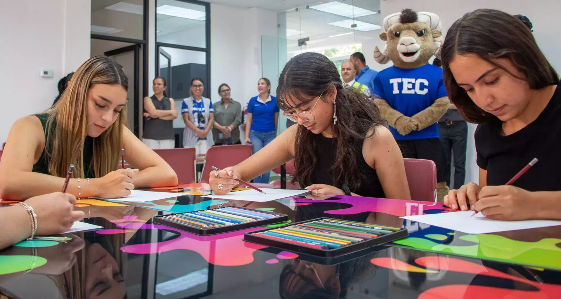 Estudiantes en salón de artes plásticas del Tec campus Saltillo