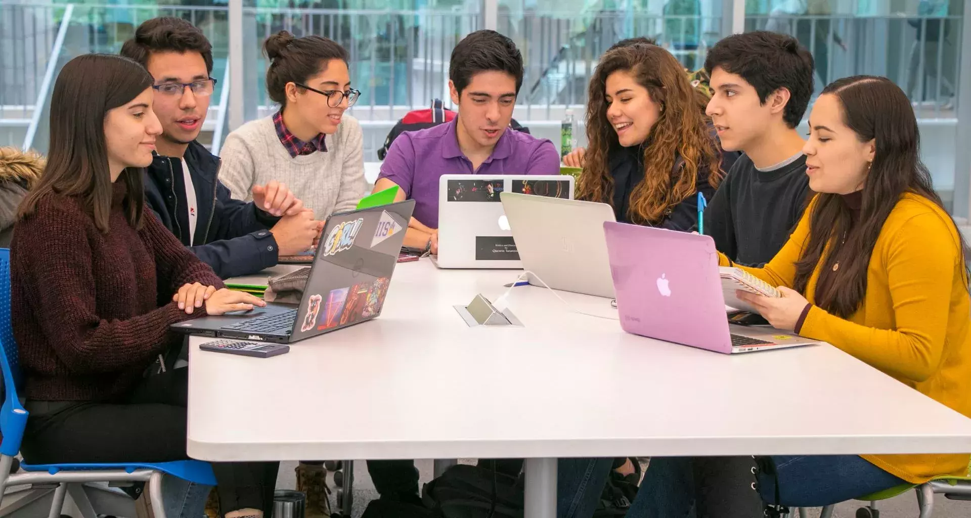 Estudiantes del Tec de Monterrey estudiando en biblioteca del campus Monterrey