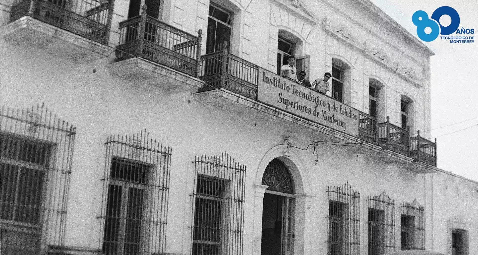 En su portón se elevaba en arco de medio círculo un letrero de lámina anunciaba: Instituto Tecnológico y de Estudios Superiores de Monterrey