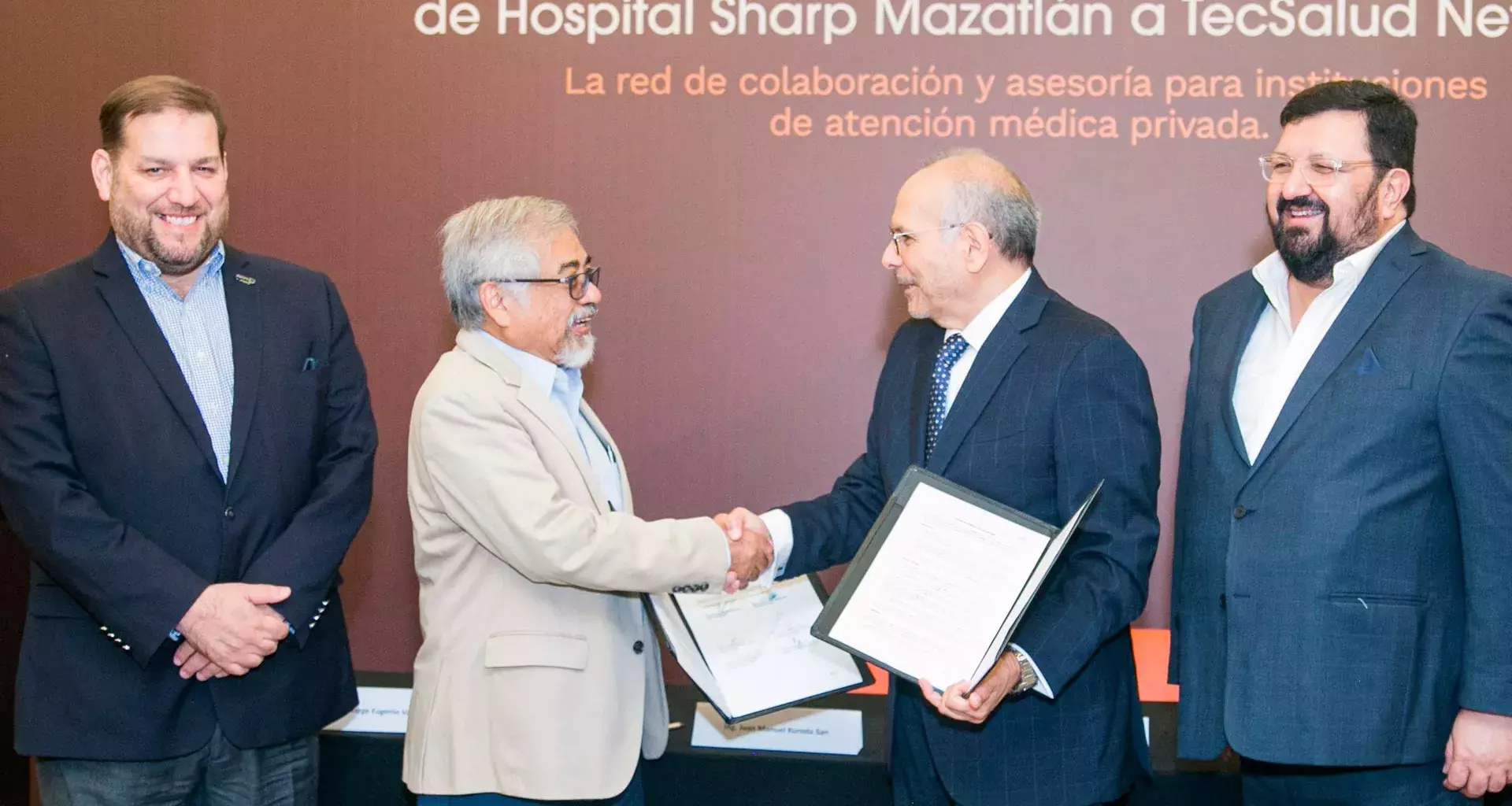 Firma de convenio de afiliación entre representantes de TecSalud Network y el Hospital Sharp Mazatlán.