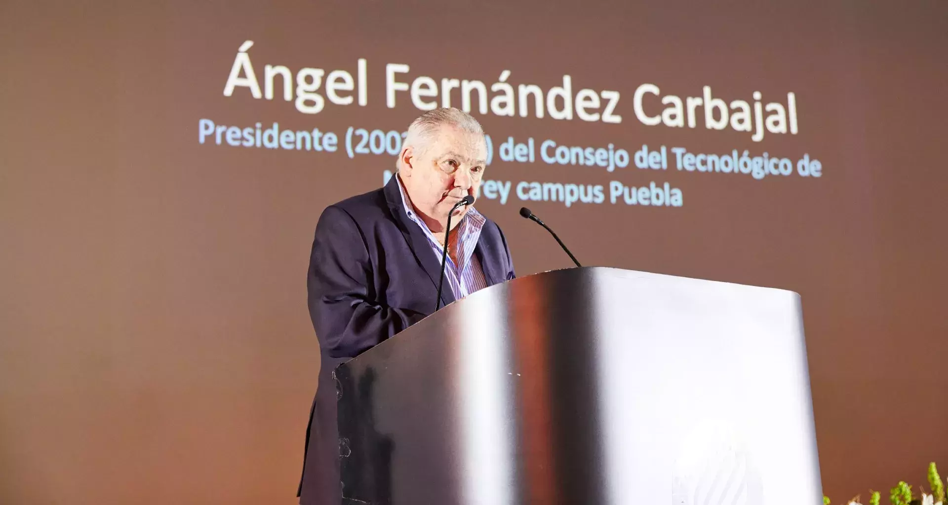 Ángel Fernández Carbajal, consejero honorario del Tec campus Puebla, recibiendo la moneda conmemorativa Eugenio Garza Sada