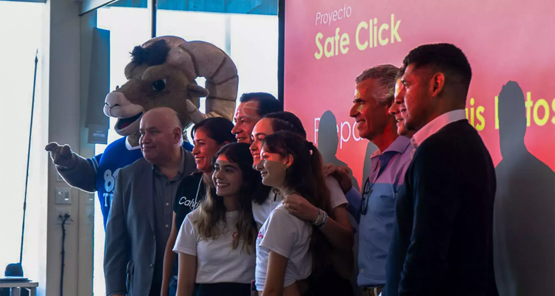Alumnas de campus San Luis Potosí tras concursar, con su proyecto "Safe Click" en PrepApps 2023 en Monterrey.
