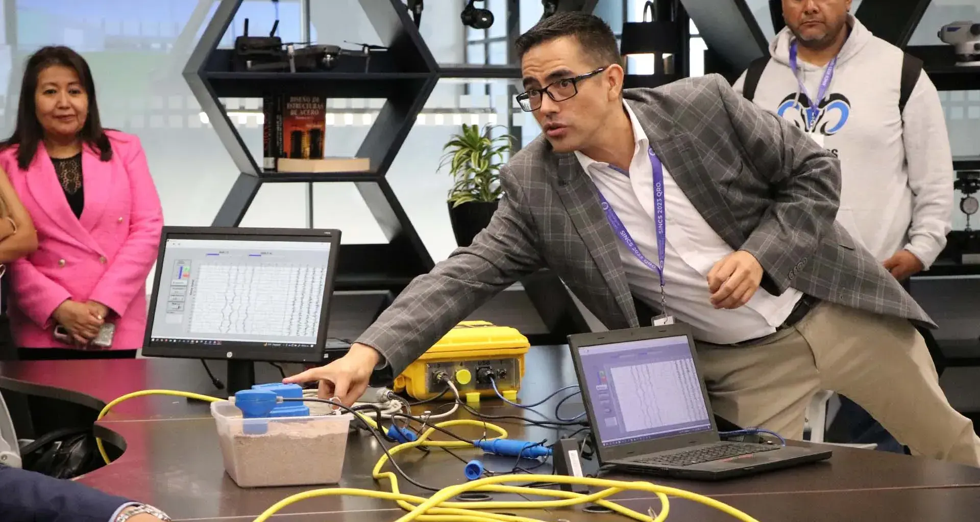 Profesor del Tec de Monterrey explicando el funcionamiento de los sensores del laboratorio de civiónica