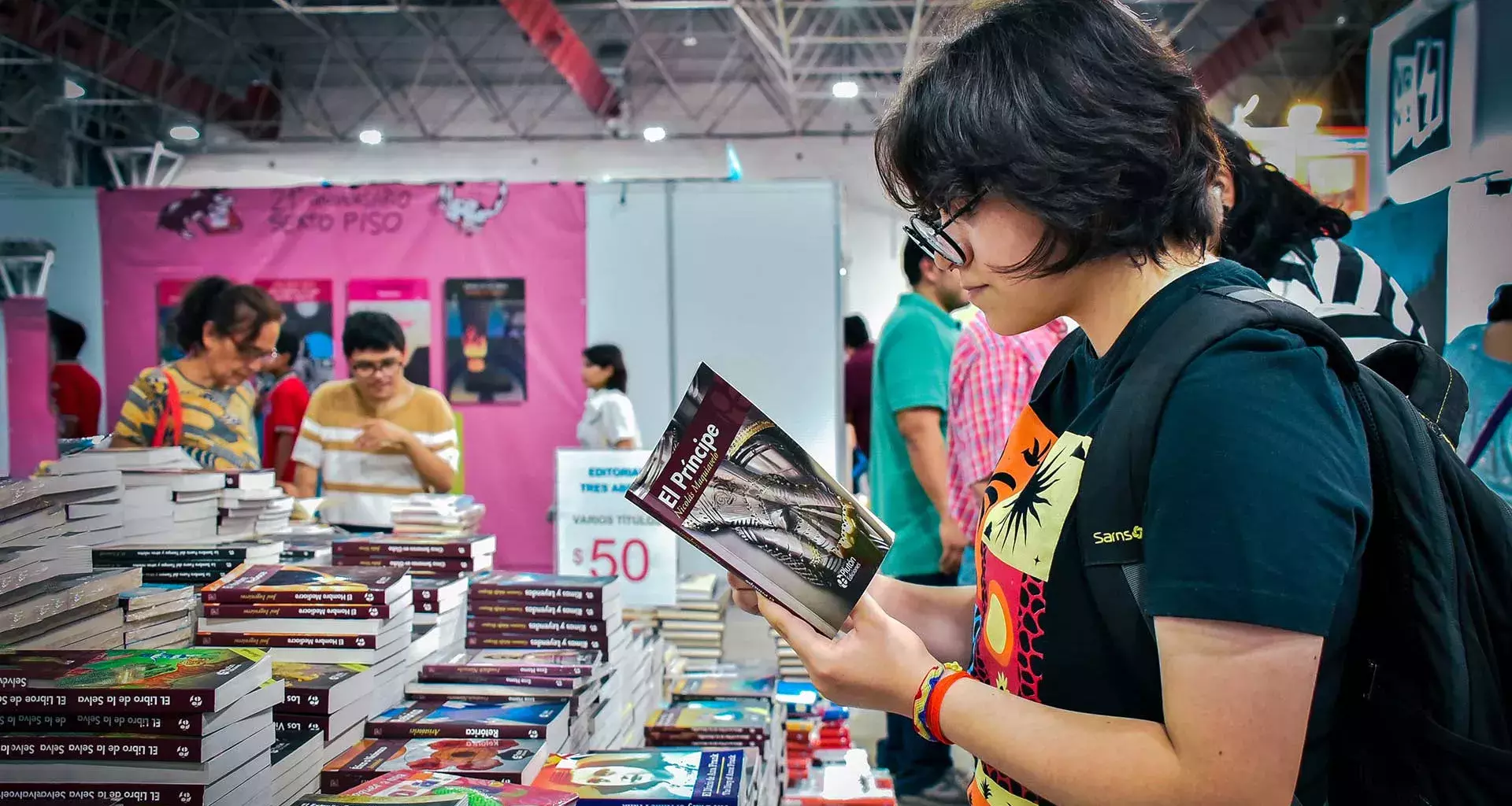Chica joven en la Feria del Libro Monterrey, con el libro El 