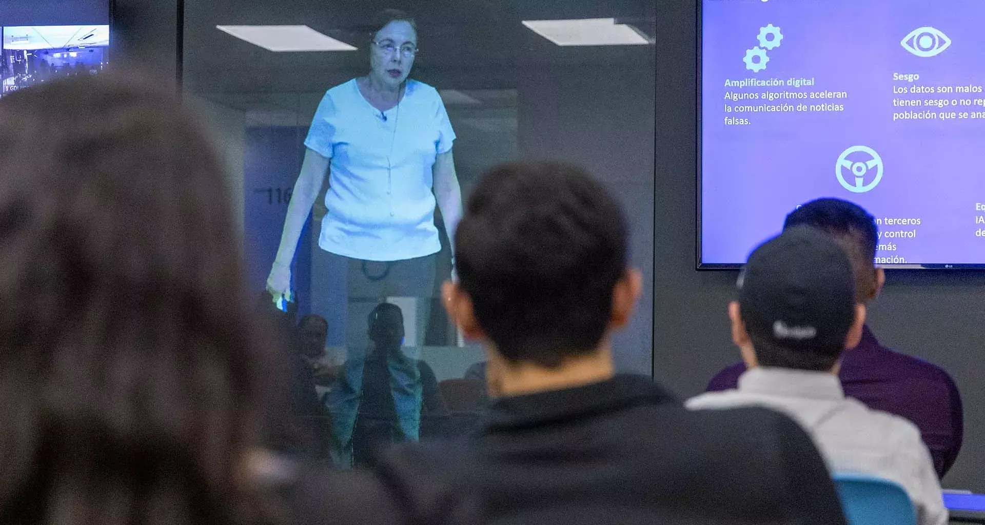 Profesora Holograma durante la clase en 11 campus 