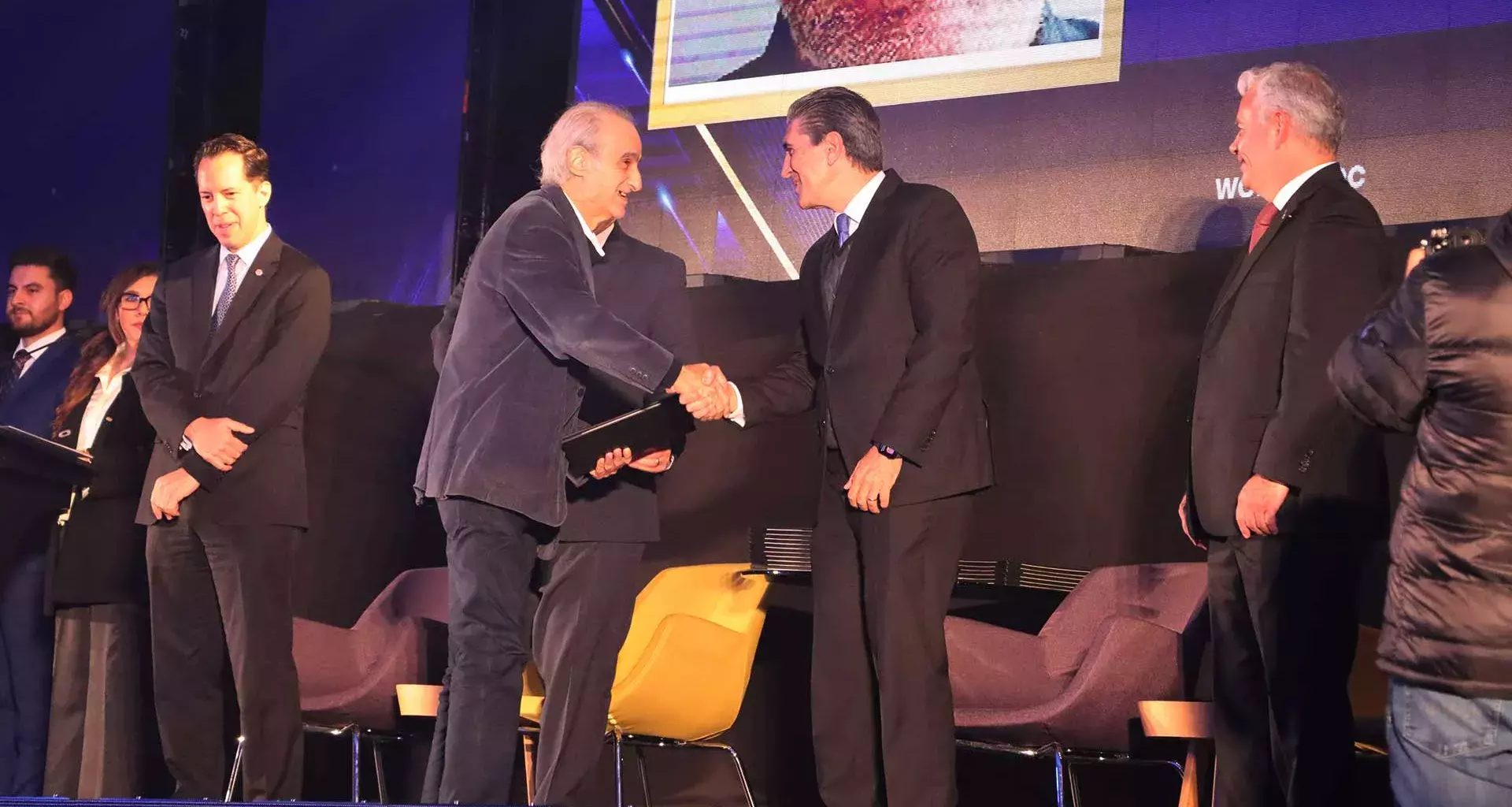 El profesor Eduardo Pérez fue reconocido en la Ceremonia de Lealtad del campus Monterrey por 45 años de trayectoria.