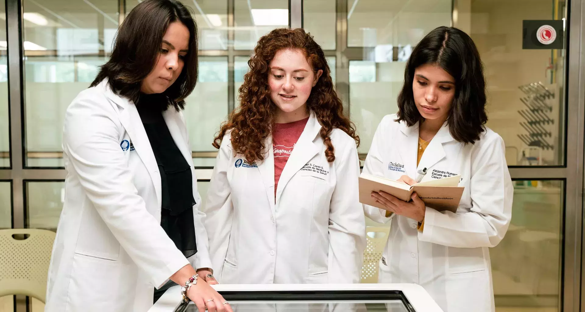 La Escuela de Medicina y Ciencias de la Salud del Tec festejó sus 45 años reuniendo a estudiantes, ex-alumnos y profesores para compartir sus experiencias.