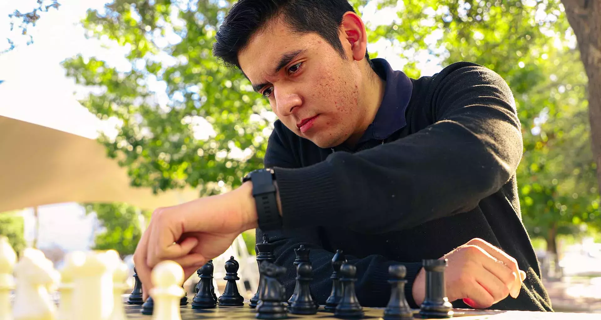 Estudiante del Tec de Monterrey campus Laguna juega y enseña ajedrez