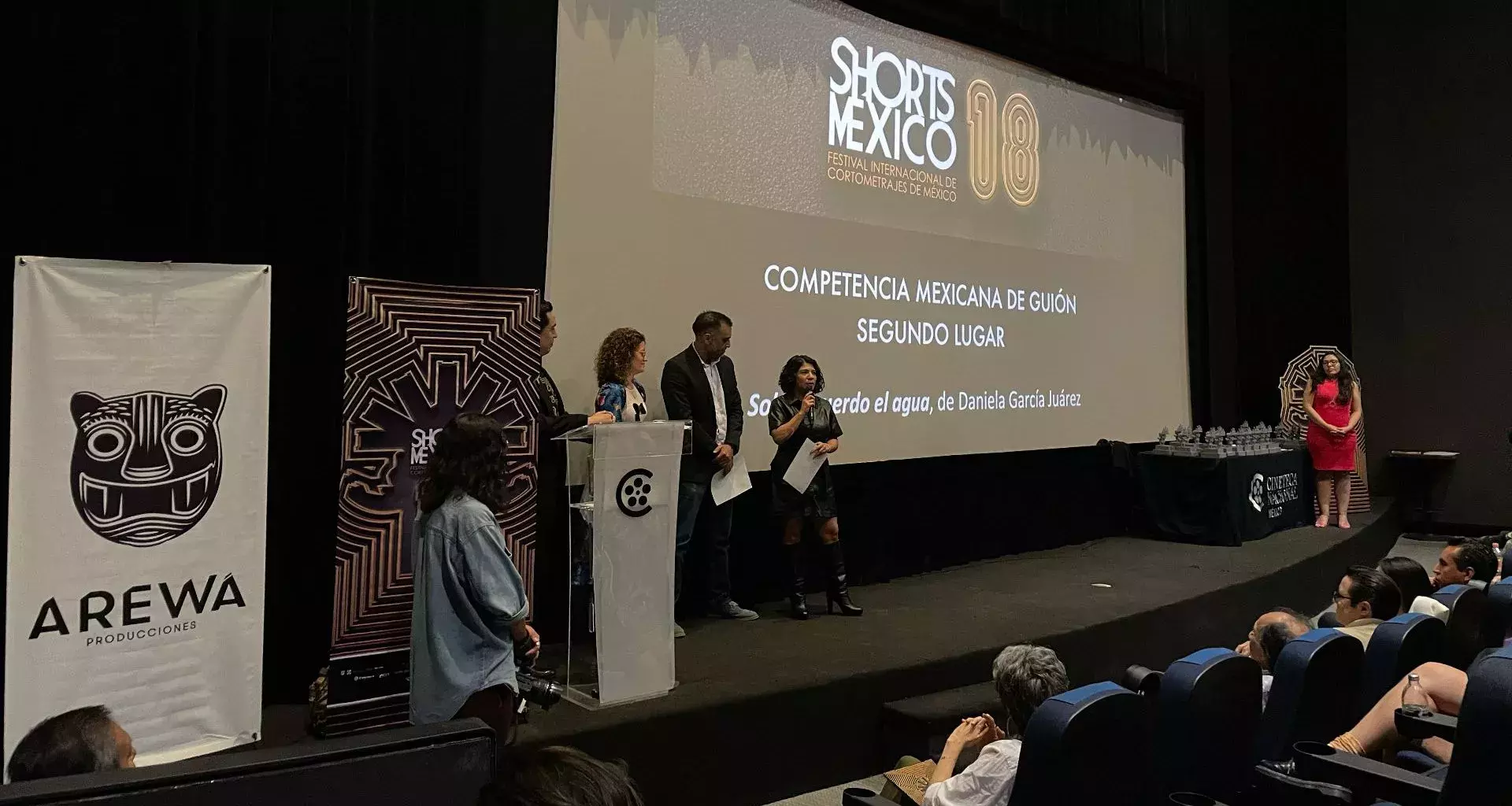 Daniela recibiendo su reconocimiento en Shorts México 2023