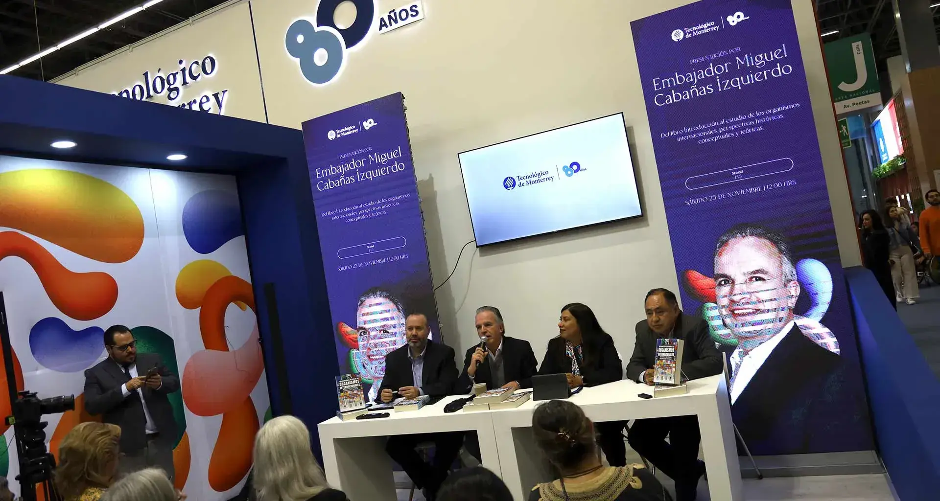 Libro organismos internacionales, en la participación del Tec en la FIL Guadalajara. 