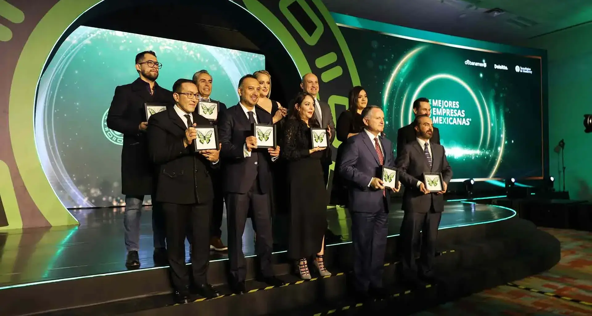 Profesores y estudiantes asesoran a Mejores Empresas Mexicanas, premiación. 