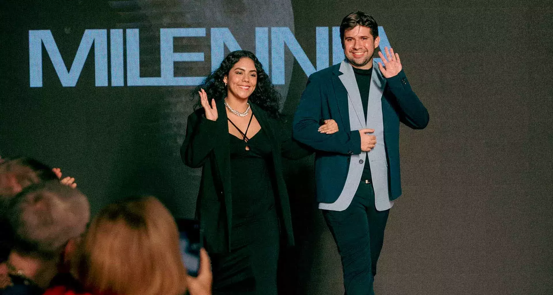 El EXATEC Luis Treviño y su socia desfilan en Vancouver Fashion Week, realizado en Canadá.