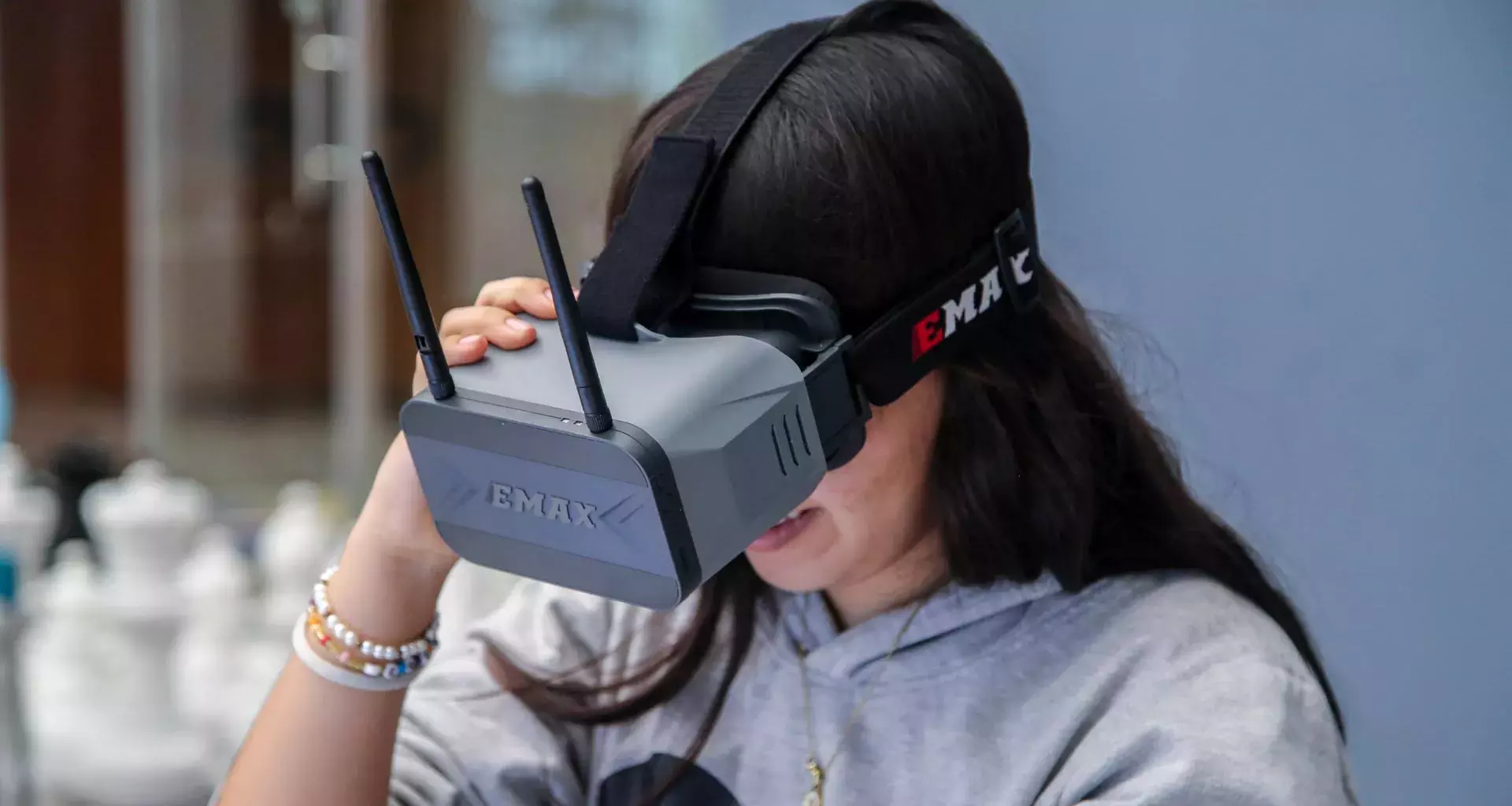 Estudiante de Ramvolution utilizando lentes de VR para pilotar.