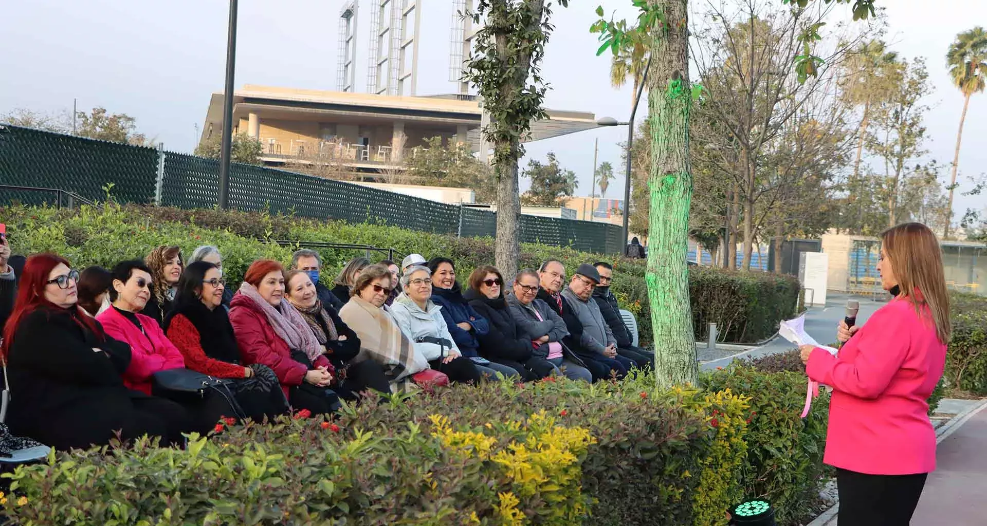 Profesoras adoptan árbol y apoyan estudiantes