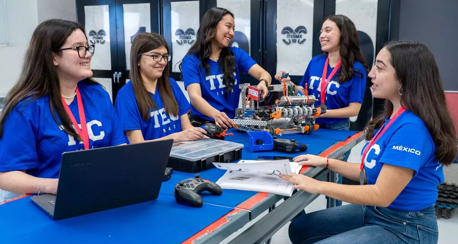 Equipo de Tec Campus Saltillo triunfa en torneo de robótica girl powered