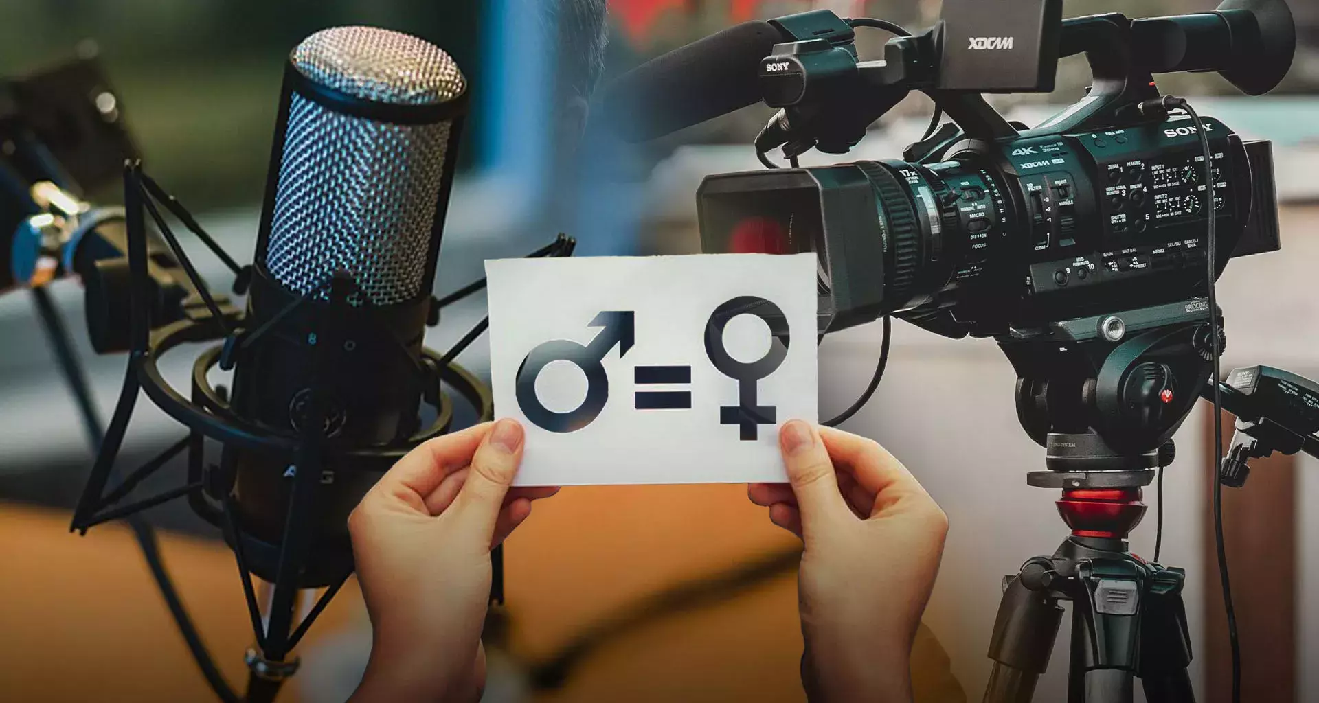 Cartel con signos de igualdad de género sobre fondo de micrófono y cámara
