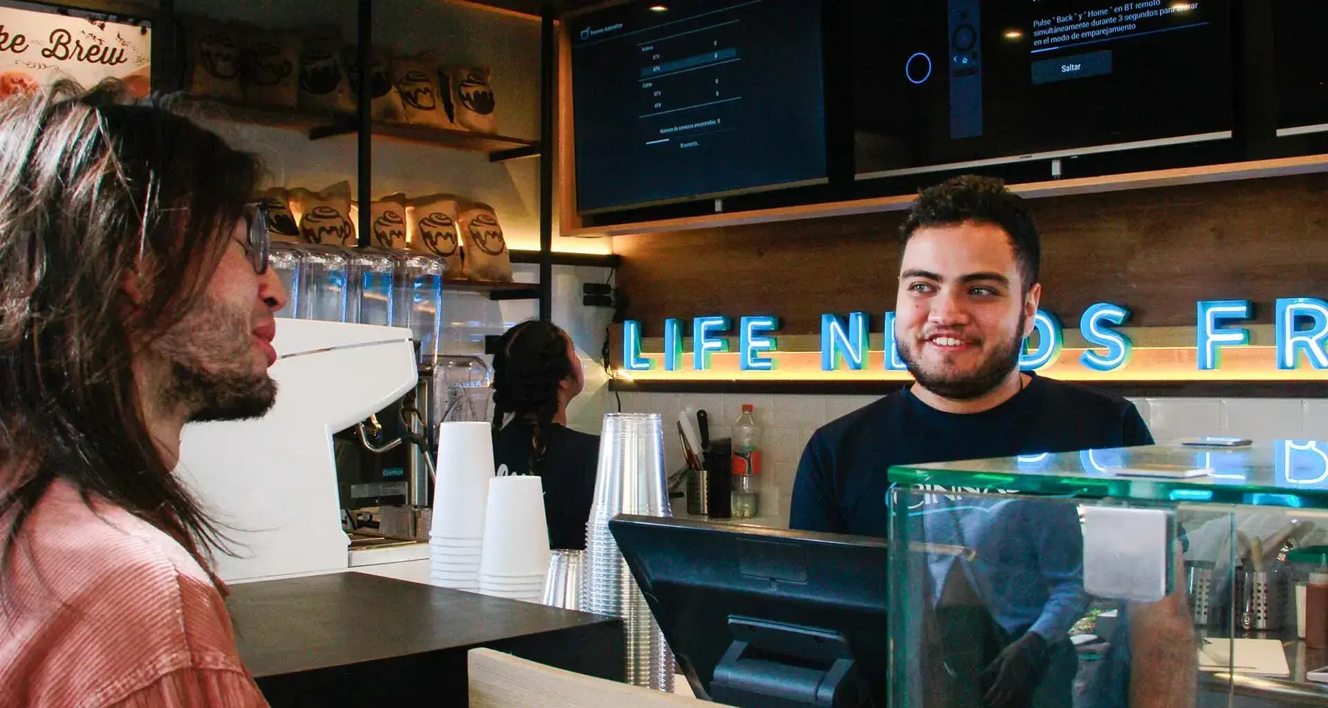 Persona siendo atendida en un negocio de café 