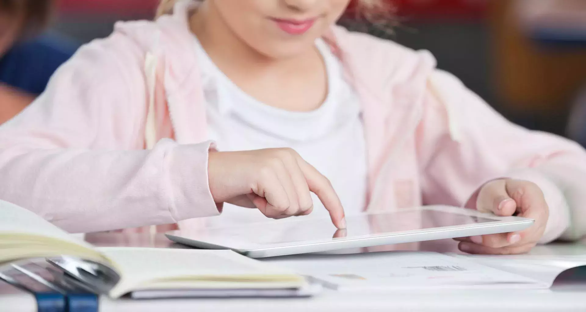Perfil de niña trabajando en una tablet