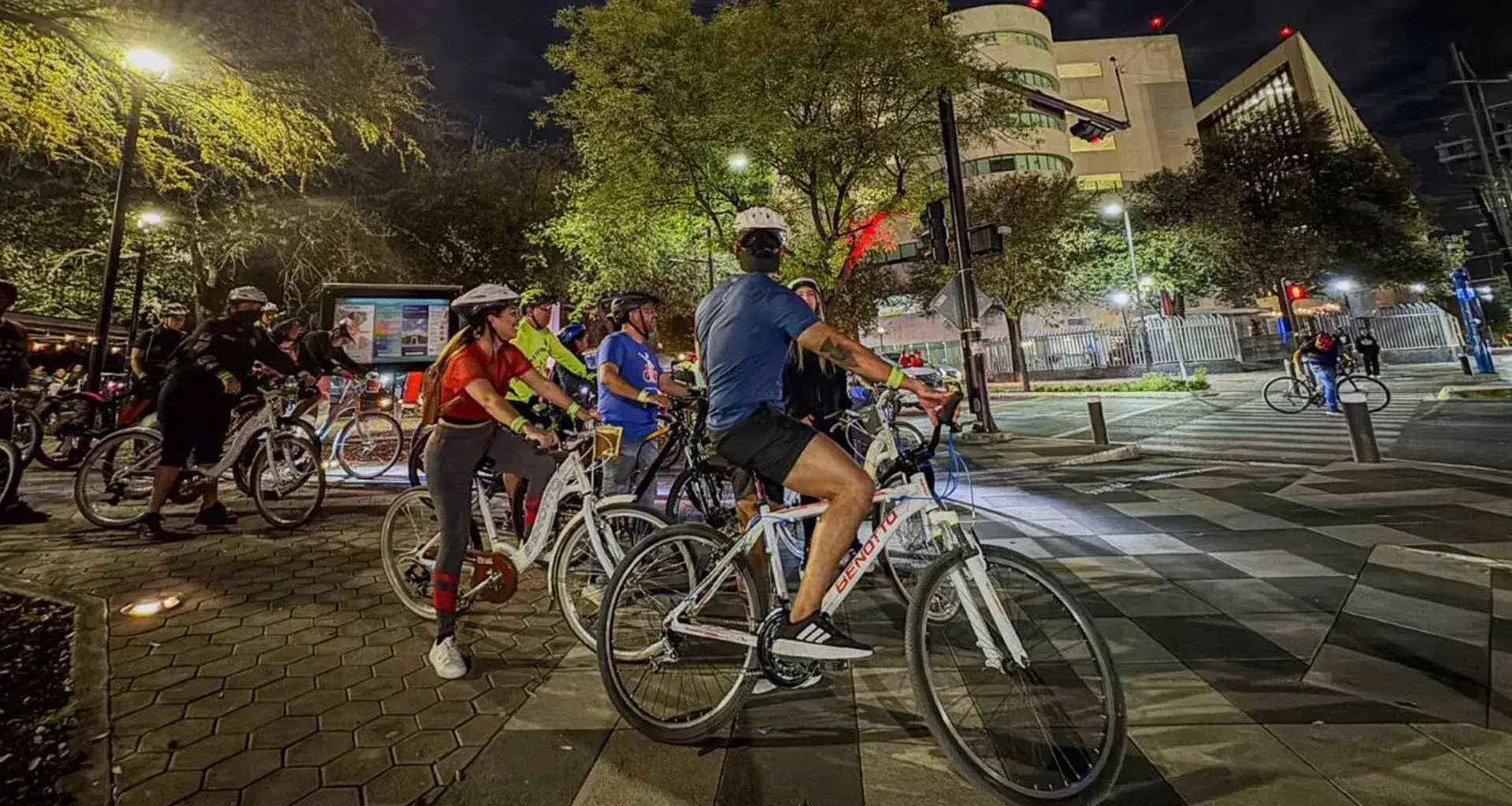 La rodada "Match con la bici" saliendo del parque de bolsillo CIAP. 
