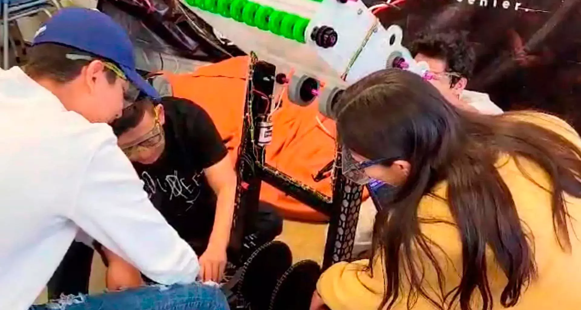 Equipo robótica de PrepaTec Santa Anita, stingbots, se prepara para certamen FIRST.