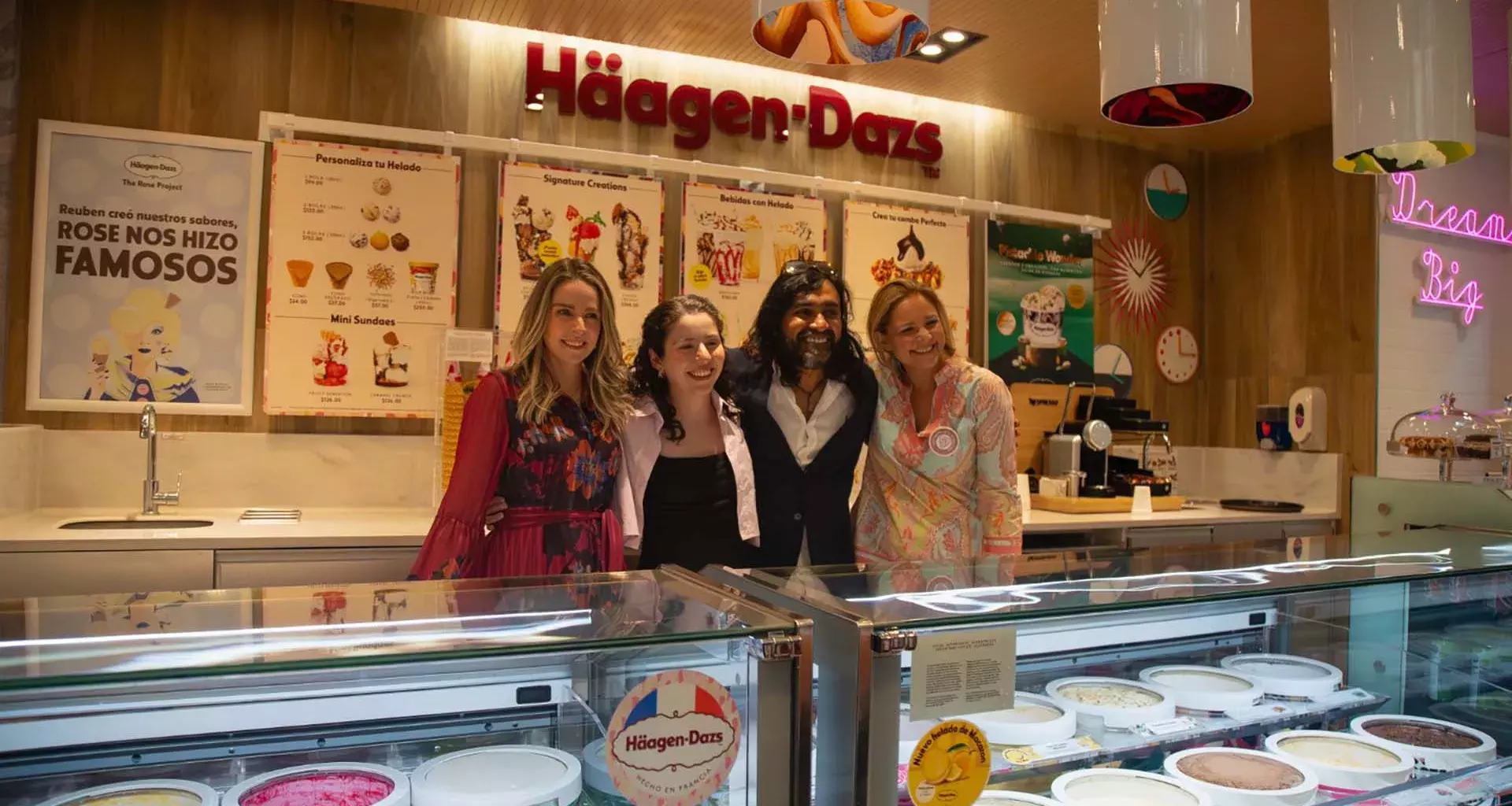 Karol con el crew de Häagen-Dazs