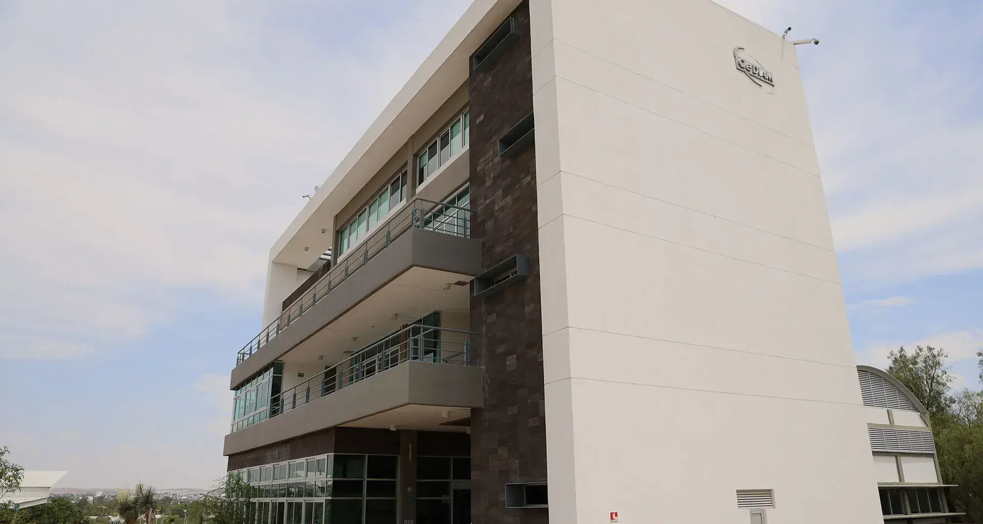Fachada del Centro de Desarrollo de la Industria Automotriz de México