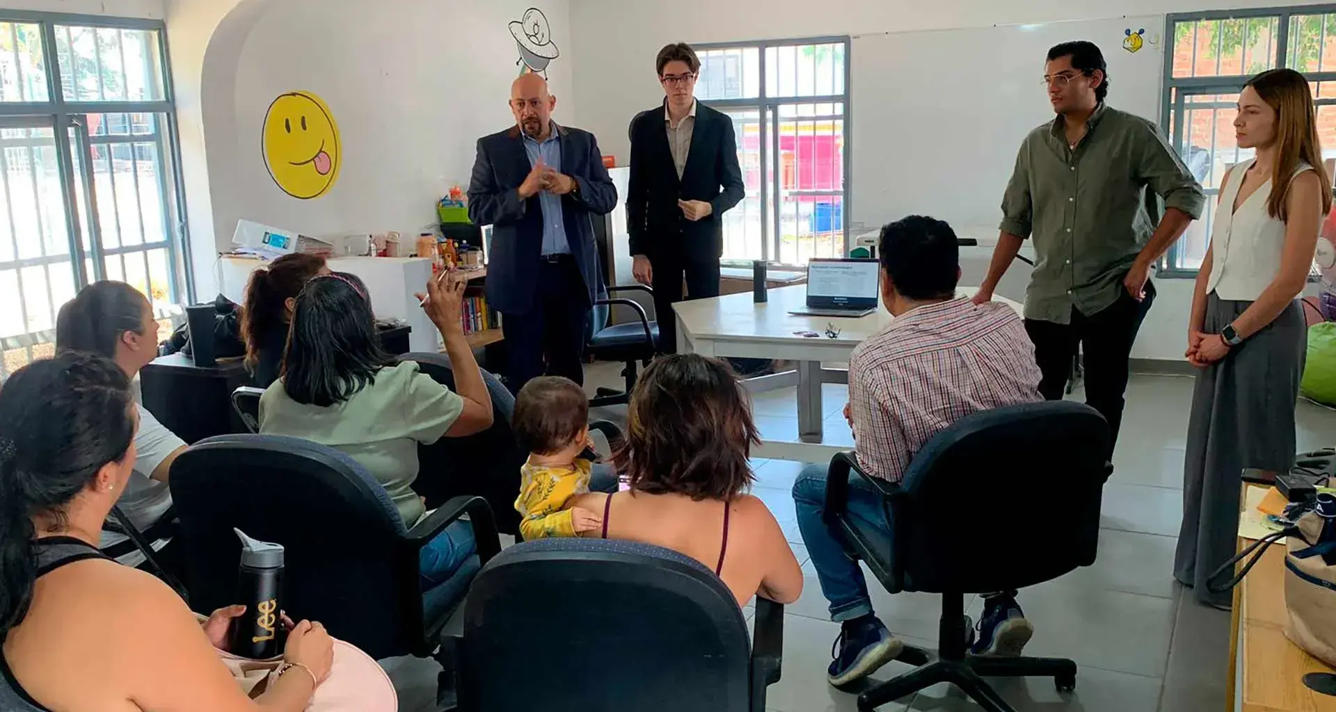 Asesoría legar a emprendedoras, impatida en Colmenas de Zapopan por el Tec Guadalajara.