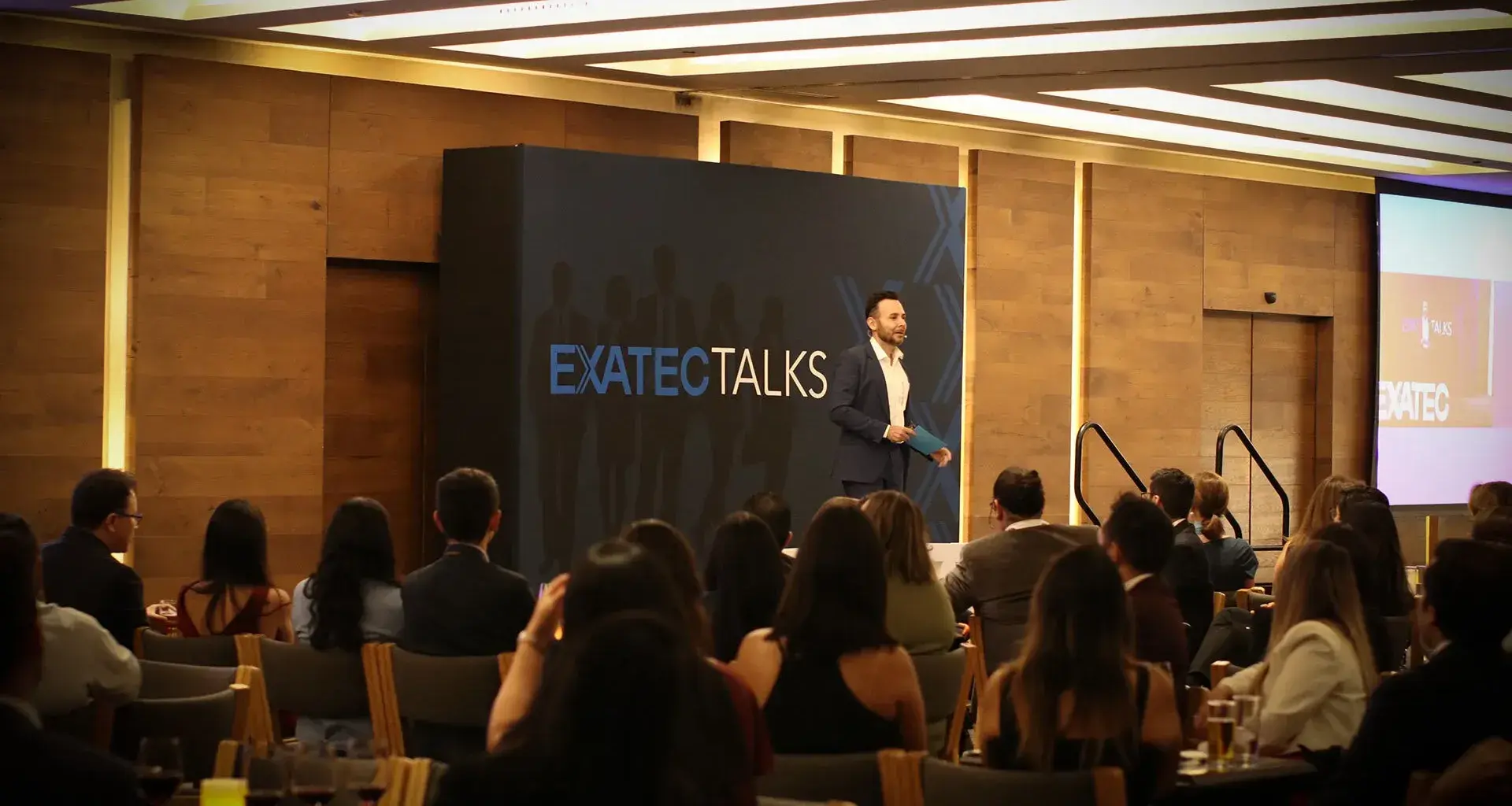 Comparten experiencias con egresados