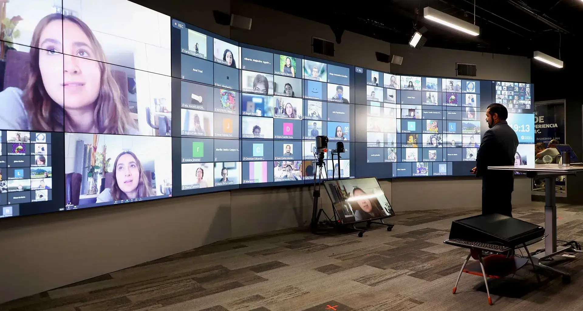 Hall Inmersive Room en campus Monterrey, aula con tecnología para clases a distancia en el Tec