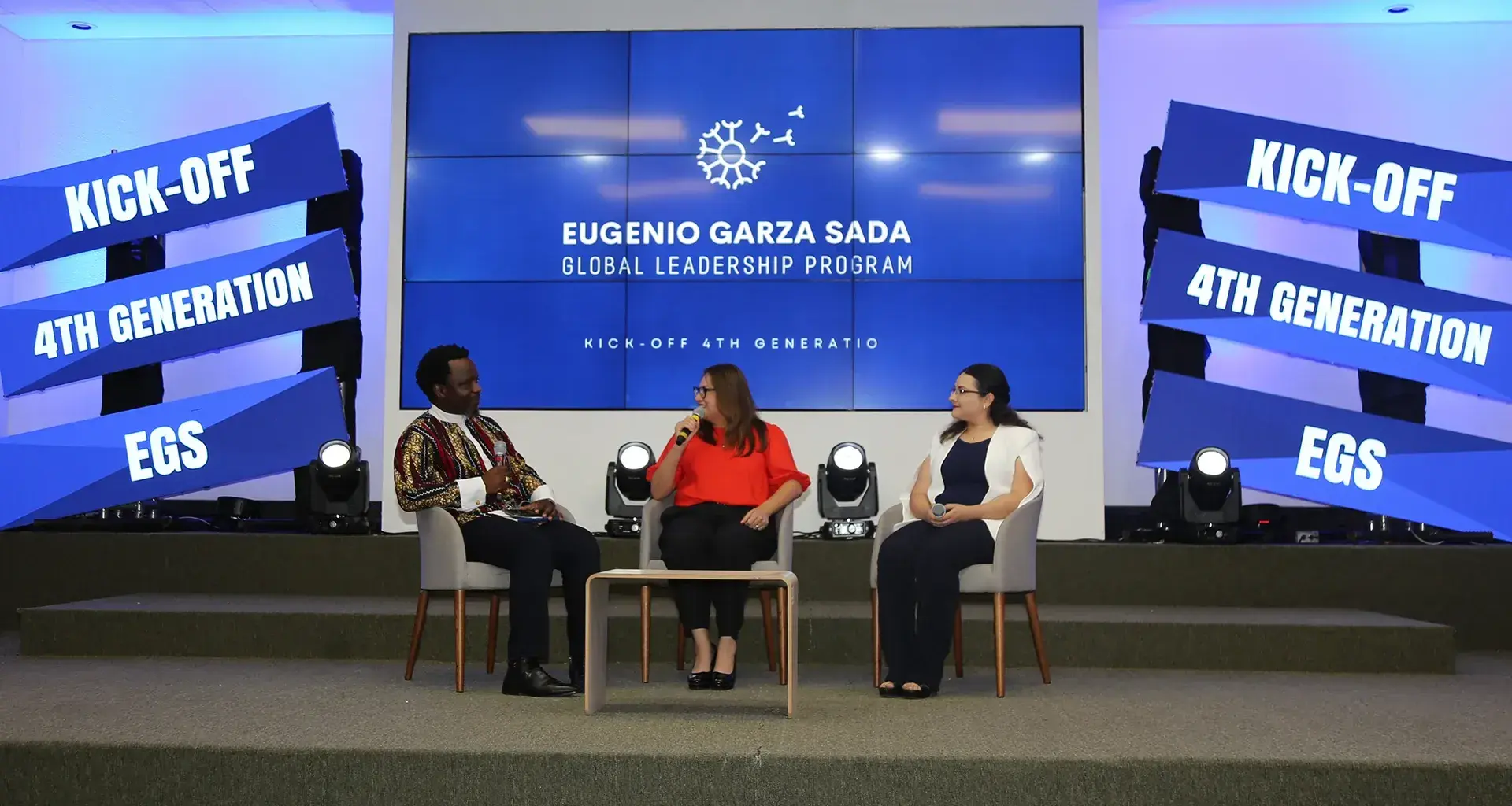 Henry Kasonde Musoma, Lucía Canseco y Rubí Forte sentados para el foro de Kick-Off