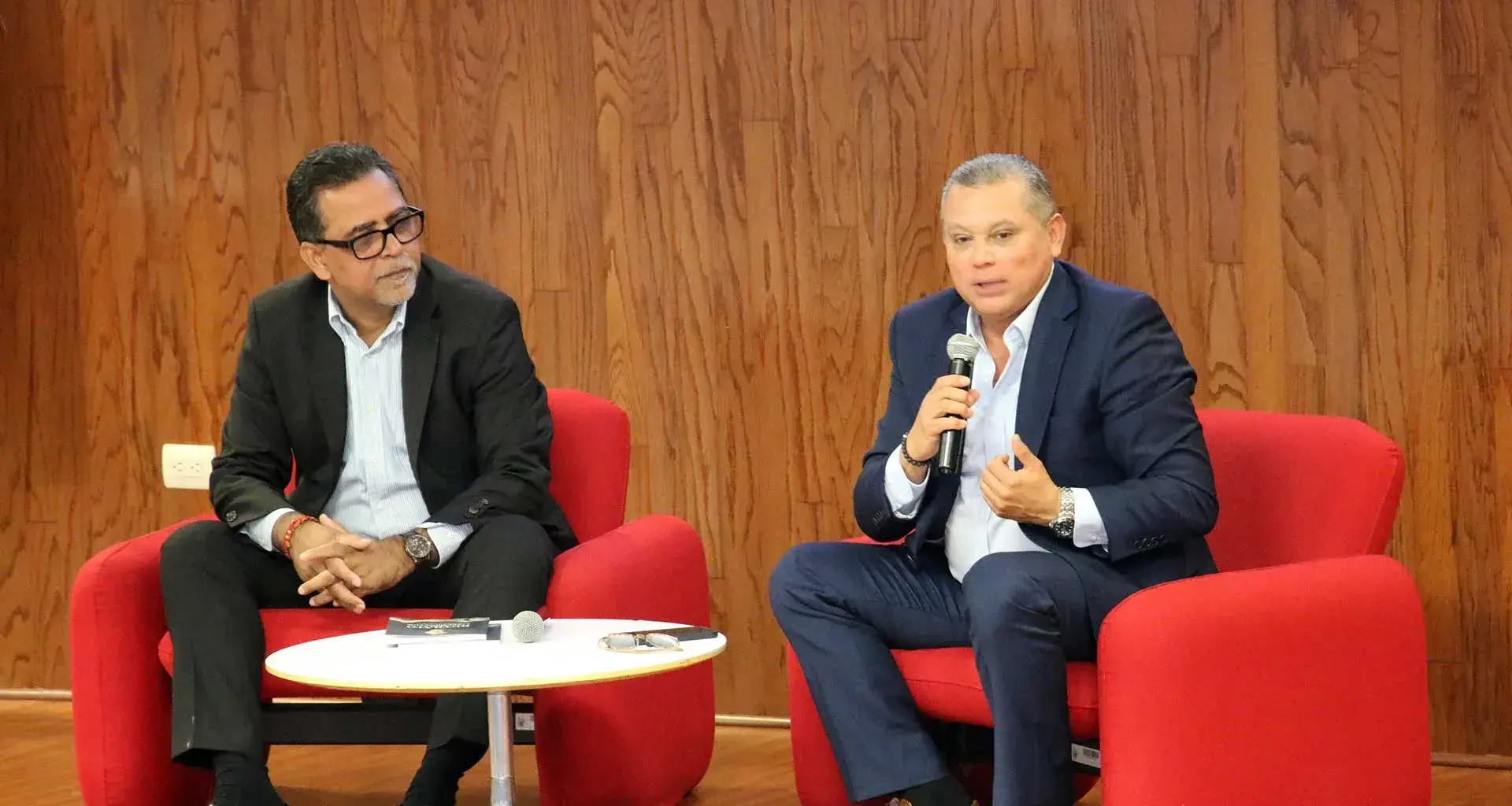 Consejos para emprender, jóvenes de PrepaTec Guadalajara dialogan con empresario guatemalteco.