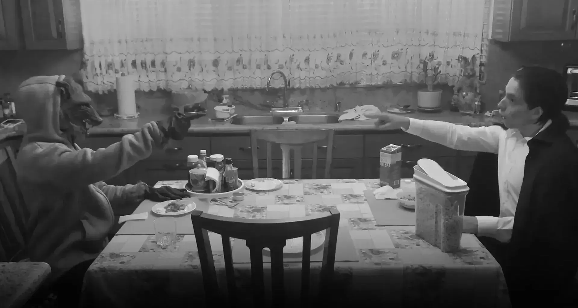 Escena en blanco y negro del cortometraje Arsenè Lupus donde el personaje principal se enfrenta a un lobo.