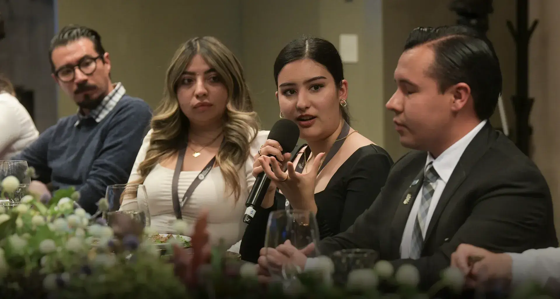 Andrea Saldate hablando en cena de ganadores