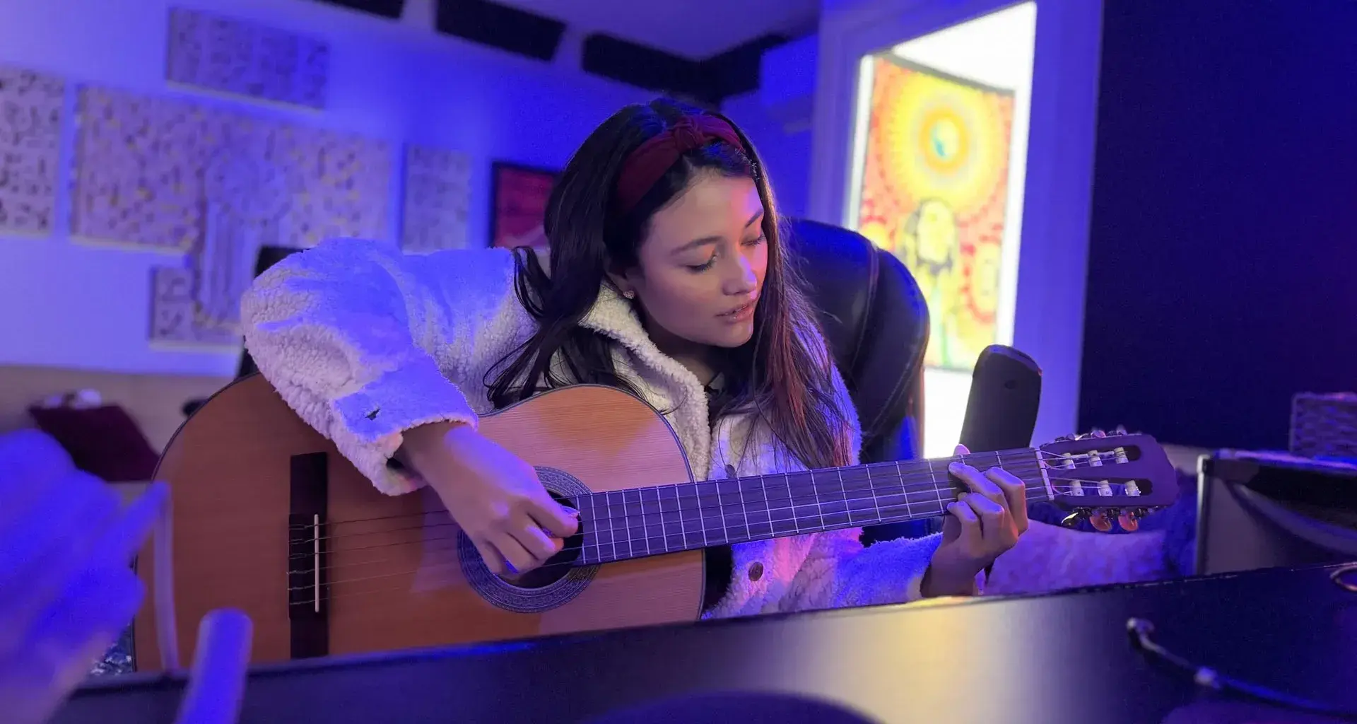 Estefania Monroy tocando la guitarra en su estudio.