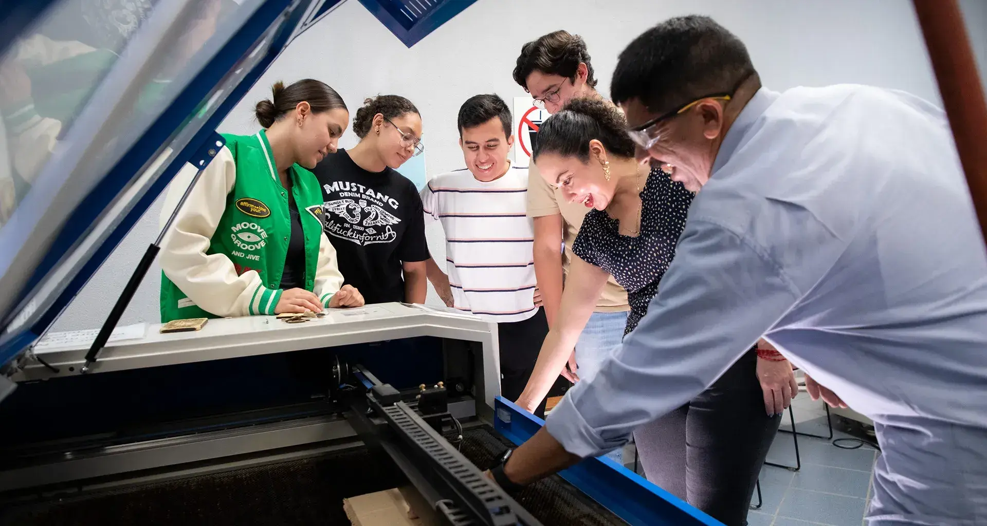 Profesor del Tec de Monterrey participa en clase con estudiantes
