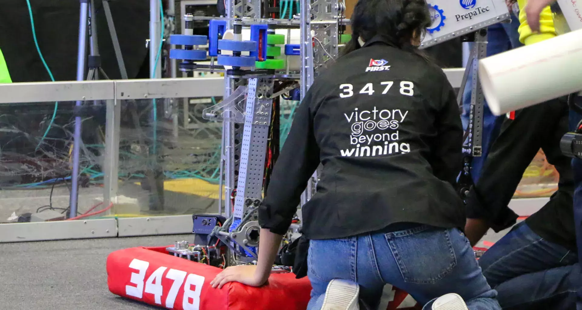 Integrante LamBot con el robot
