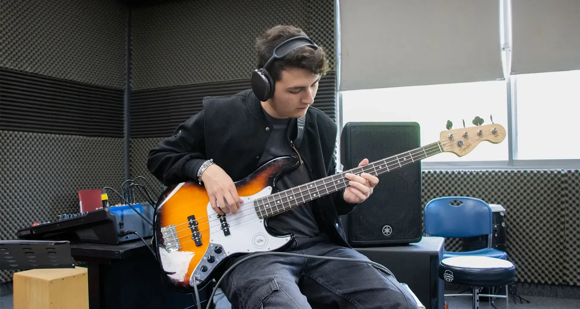 David Escudero tocando el bajo