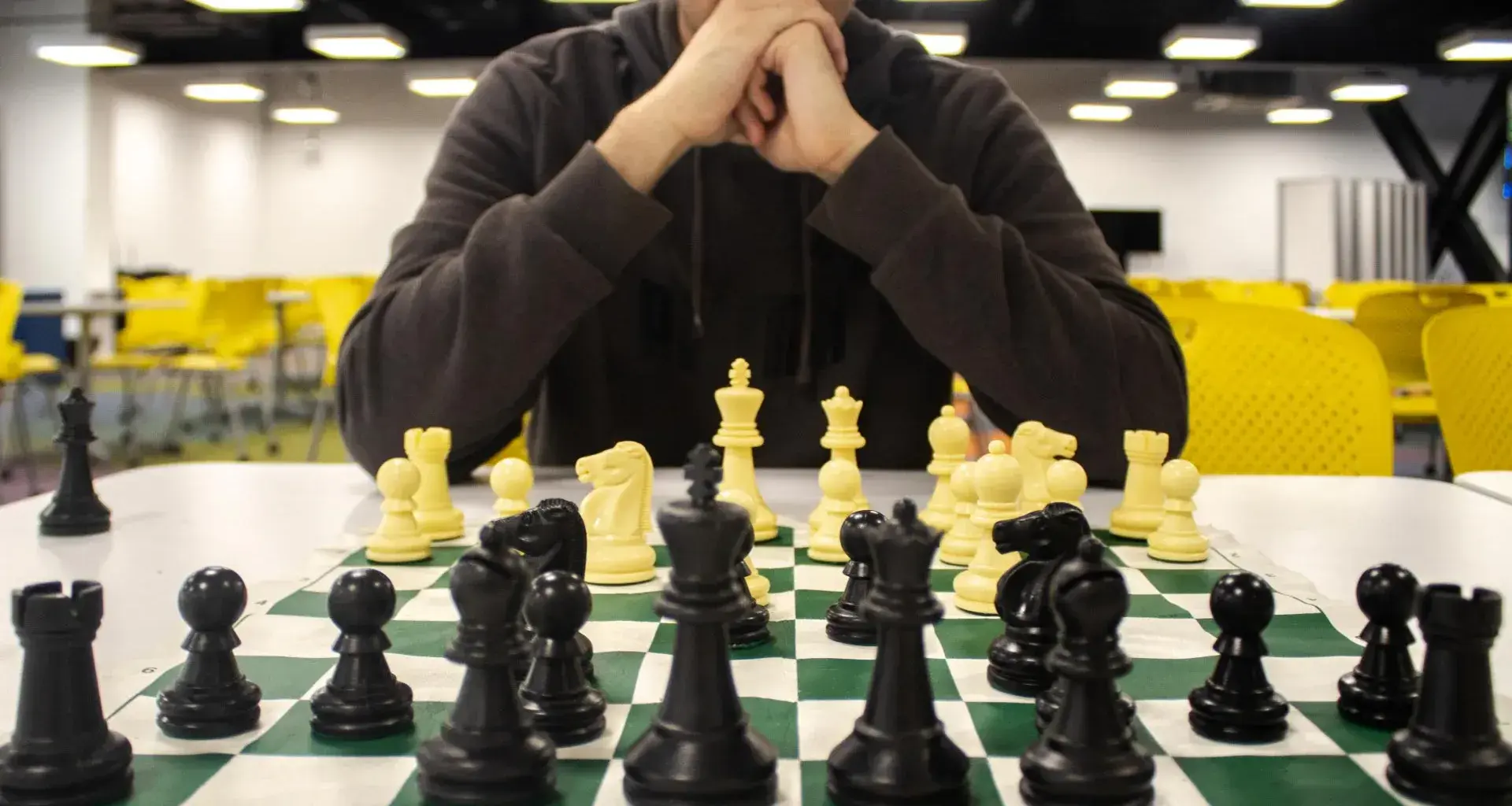 estudiante practicando para torneo de ajedrez