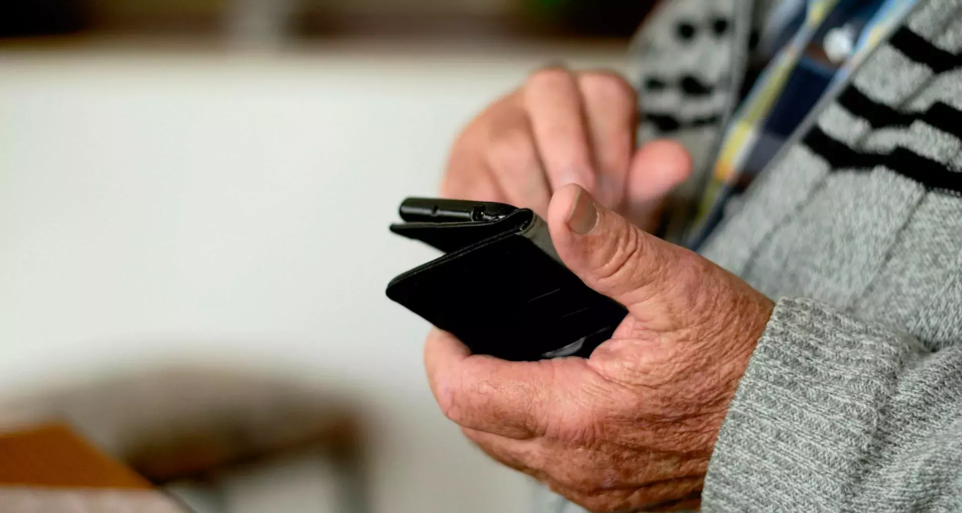Adulto mayor combate el rezago digital utilizando teléfono inteligente