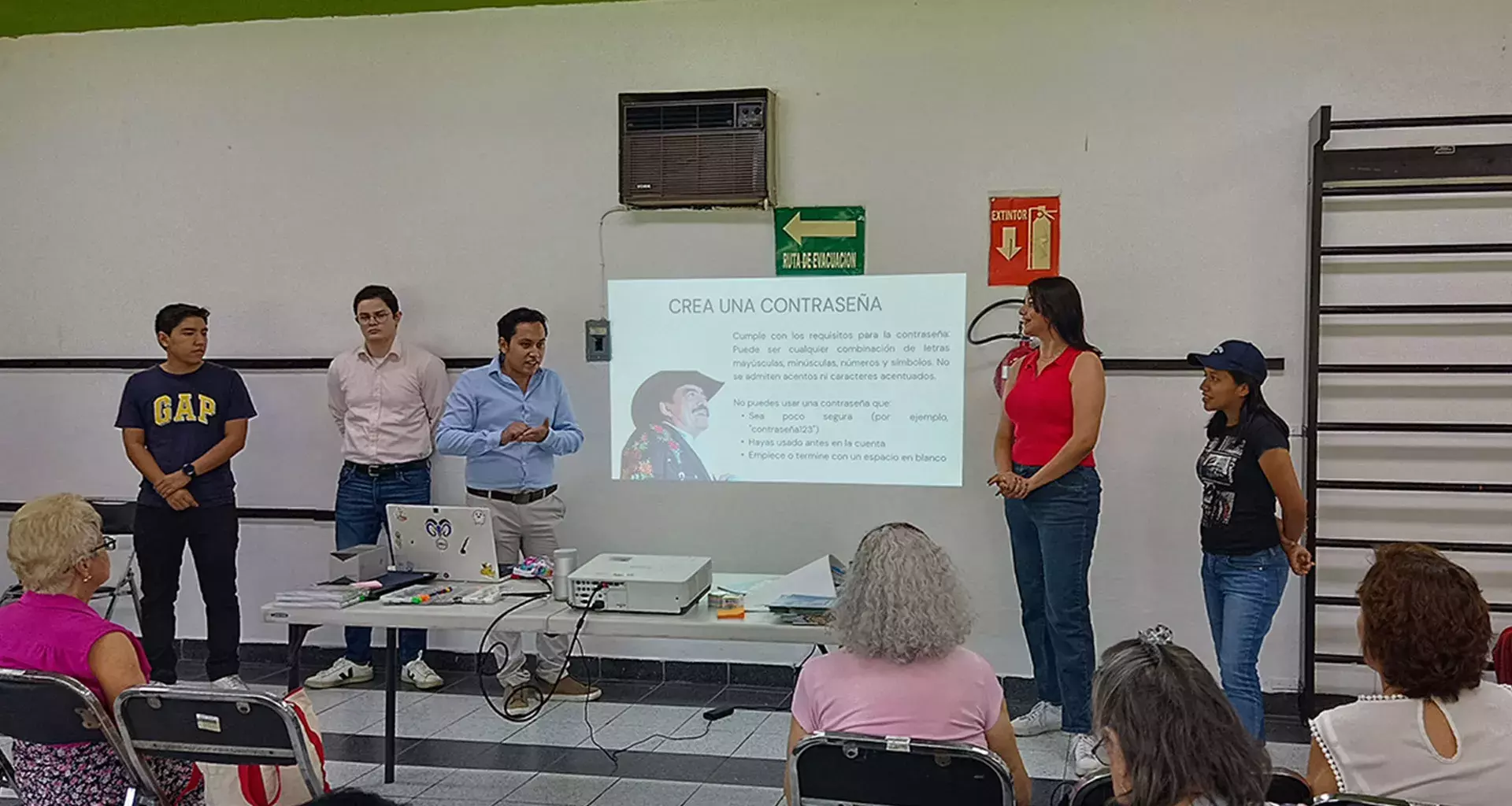 Estudiantes de cuarto semestre de la Licenciatura en Finanzas del Tec campus Cuernavaca, impartieron talleres de educación financiera y finanzas personales a adultos mayores en el CEAGEM.