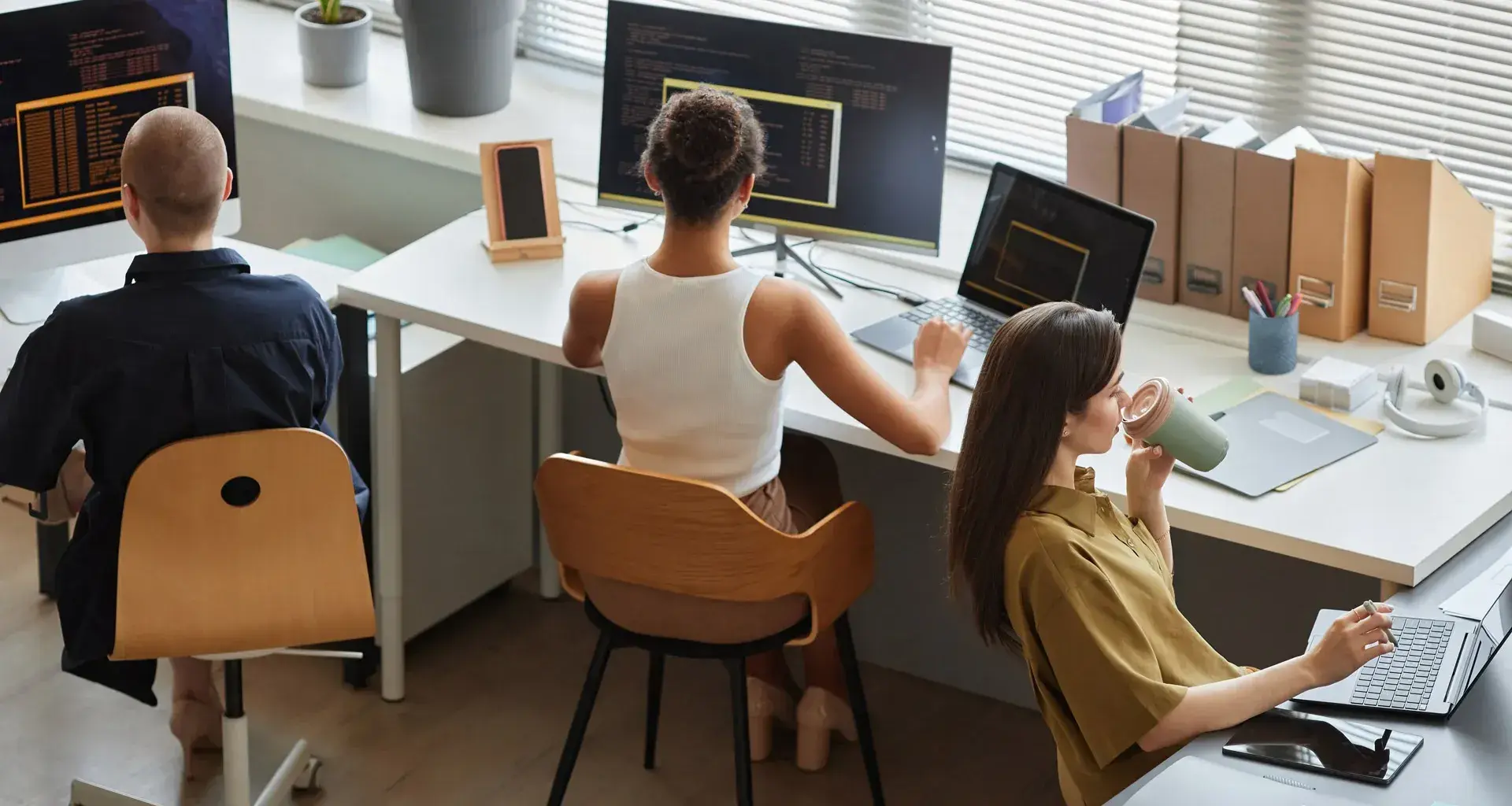 Expectativas laborales de la generación Z. Jóvenes trabajando en una empresa.