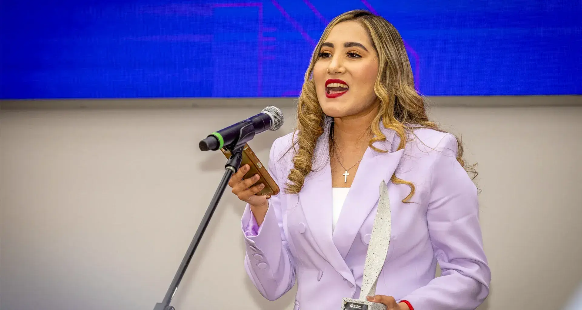 maria guadalupe ganadora de premio mujer tec