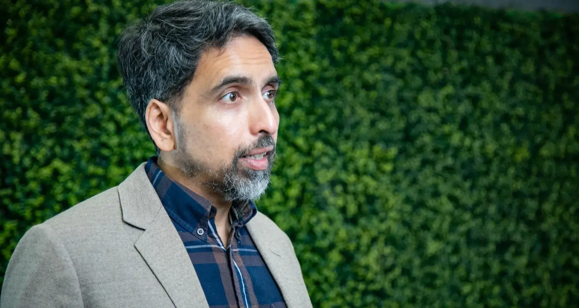 Sal Khan durante su entrevista con CONECTA en el Tec de Monterrey