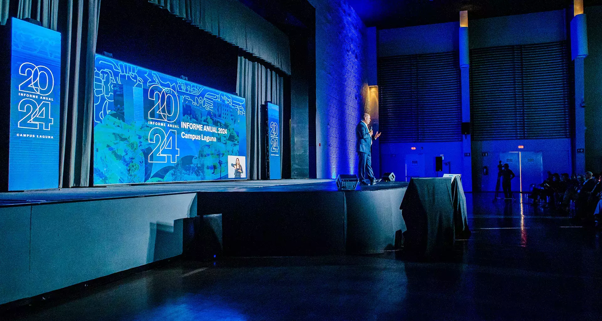 Agustín Hernández Castro, director general del Tec de Monterrey campus Laguna presenta el Informe Anual 2024 en un escenario