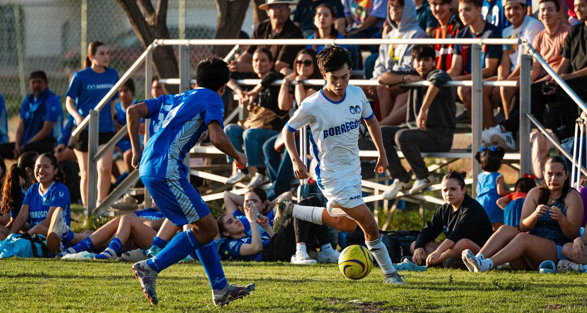 Jugadores de Borregos Laguna disputan el balón en partido de futbol soccer del Torneo Región Noroeste